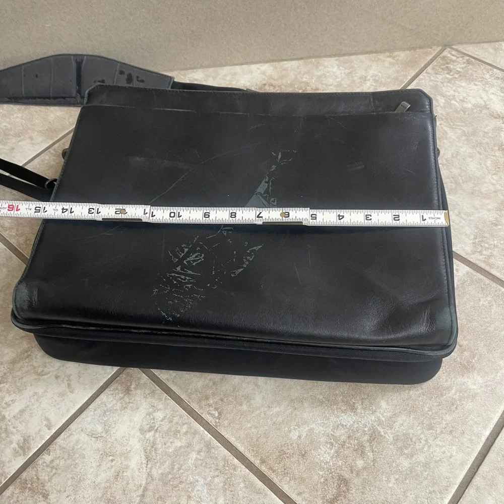 Tumi Black Leather  Nylon Expandable Briefcase Messenger Bag Mens pre loved